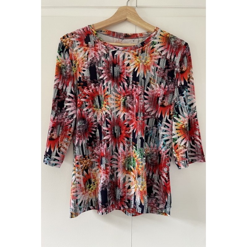 Bluse med blomster syet i viskose jersey