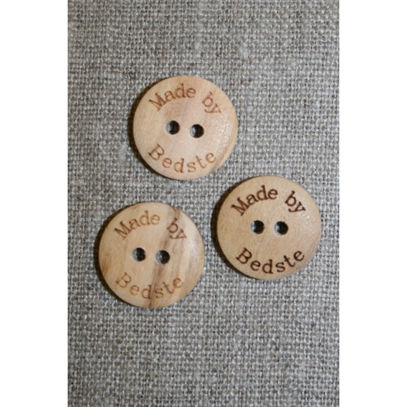 Lys træknap med teksten "Made by Bedste", 18 mm.