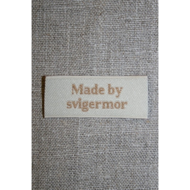 Beige mærke - label "Made by svigermor"