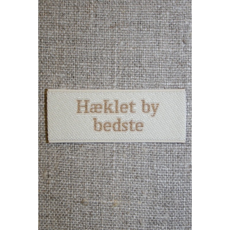 Beige mærke - label "Hæklet by bedste"