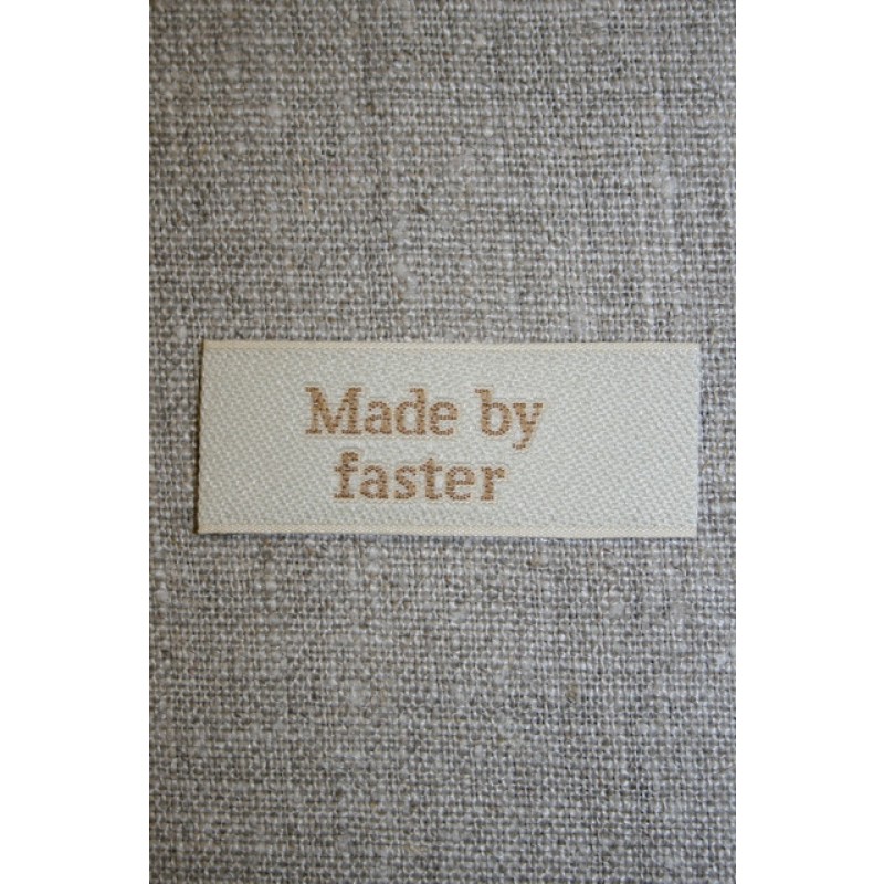 Beige mærke - label "Made by faster"