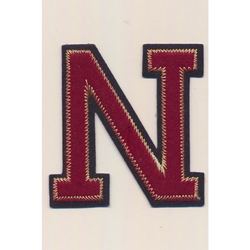 N - Bogstaver til påstrygning i mørk rød og marine, 75 mm.