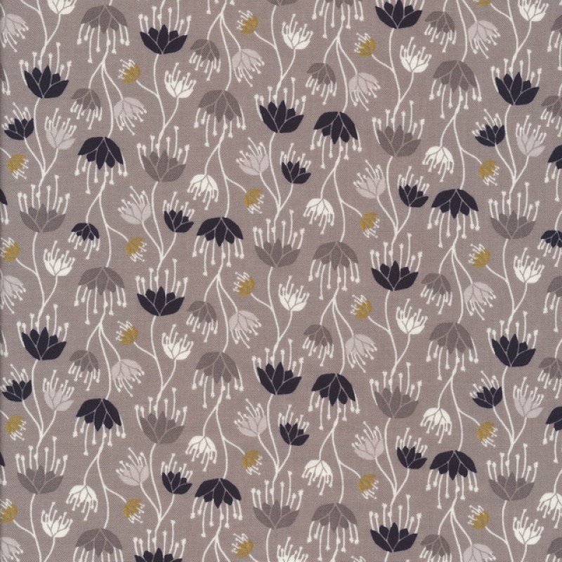 Afklip Patchwork stof i pudder-grå med blomster i hvid, sort, grå, okker, 50x55 cm.