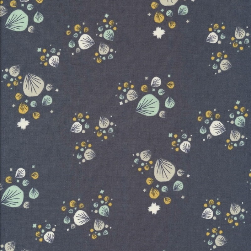 Patchwork stof i støvet blå med blade i hvid, okker, vandgrøn