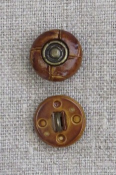 Gylden brun knap i læderlook med oxyderet midte 15 mm.