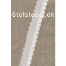Feston i hvid med mat broderi med buet kant 30 mm.
