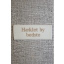 Beige mærke - label "Hæklet by bedste"
