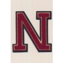 N - Bogstaver til påstrygning i mørk rød og marine, 75 mm.