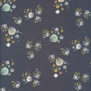 Afklip Patchwork stof i støvet blå med blade i hvid, okker, vandgrøn, 50x55 cm.