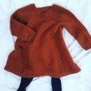  Uldklumpers strikkeopskrift - Højtidskjole Str. 1-8 år