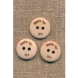 Lys træknap med teksten "Made by Me", 15 mm.