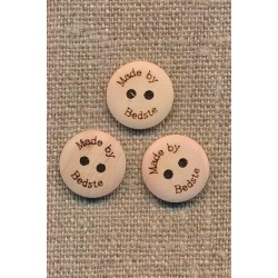 Lys træknap med teksten "Made by Bedste", 15 mm.