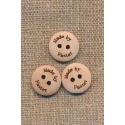 Lys træknap med teksten "Made by Faster", 15 mm.